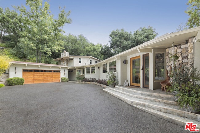 Building Photo - 9769 Oak Pass Rd