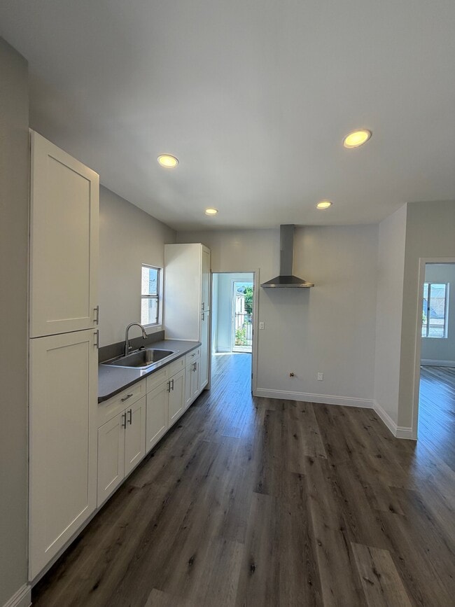 Photo - 1044 W 42nd Pl Unit 1