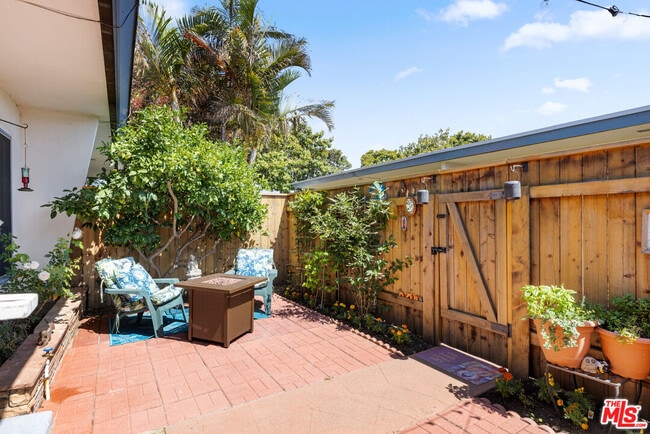 Photo - 1621 Centinela Ave Unit B