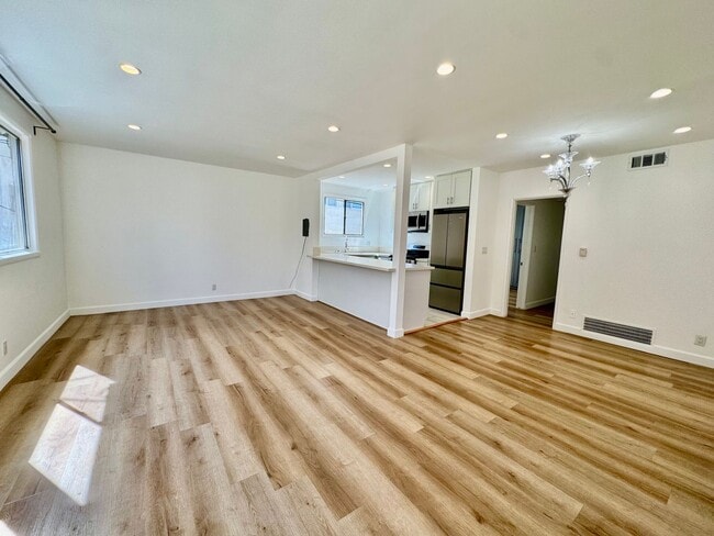 Building Photo - 337 Rexford Dr Unit 337 S Rexford Dr 8