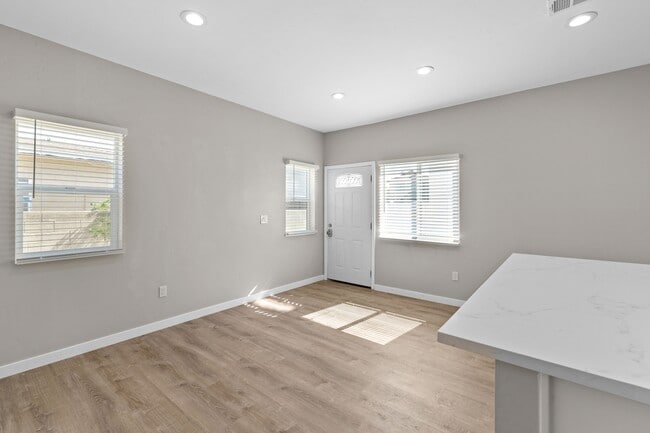 Photo - 6240 Pontiac St