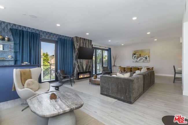 Photo - 137 N Doheny Dr Unit 3