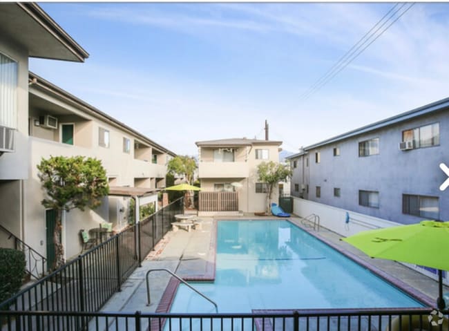 Building Photo - 400 E Live Oak St Rental