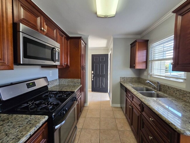 Photo - 6 bed house on Tipton Available!