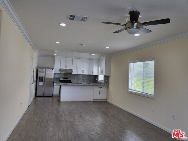 Building Photo - 2758 W 12th St Rental