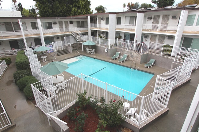 Courtyard/Pool - 4800 Woodley Ave Unit Encino-Woodley Apartments
