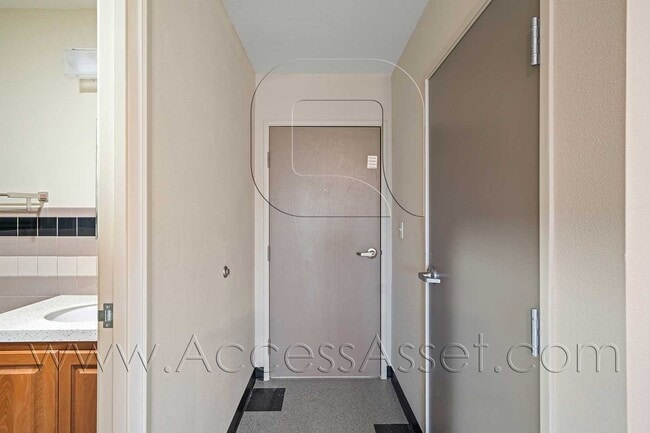 Photo - (*) 572-100-046 Unit 1