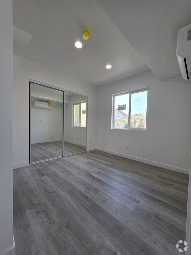 Building Photo - 635 W 51st St Unit three quarters Rental