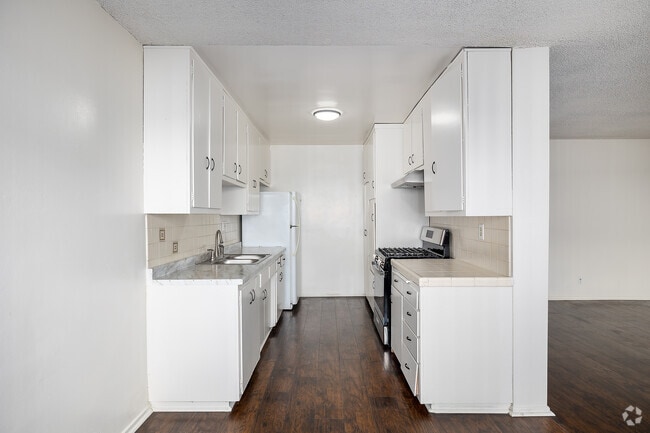 2BR, 2BA - 900SF - Kitchen - 740 S. St. Andrews Place