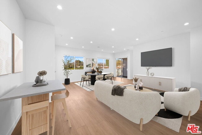 Photo - 13846 Moorpark St Unit 202