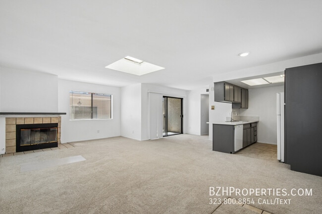 Building Photo - 11924 Mayfield Ave Unit 5
