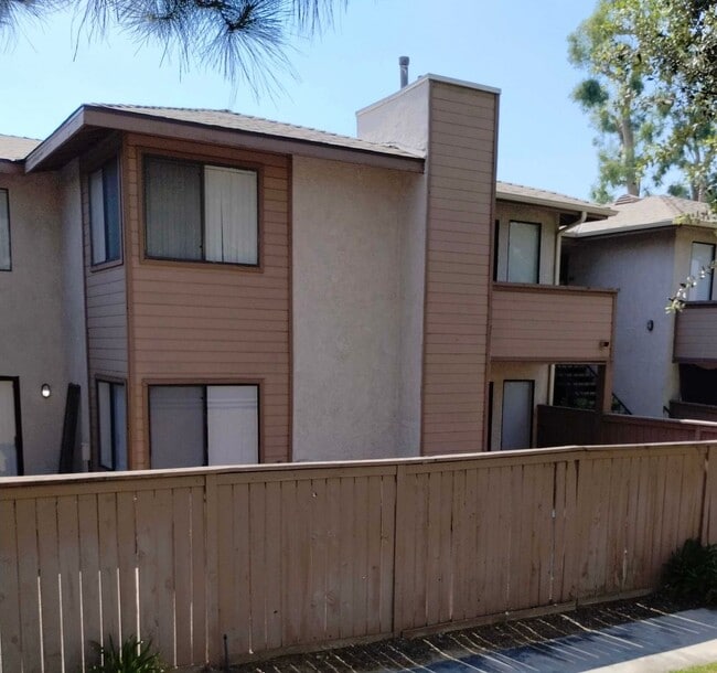 Building Photo - 2 Bedroom 1 Bathroom Condo Down Stairs Unit 103