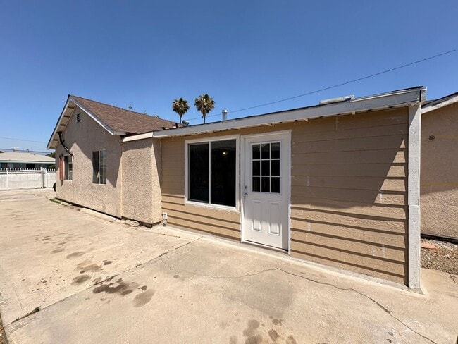 Building Photo - 961 N Western Ave