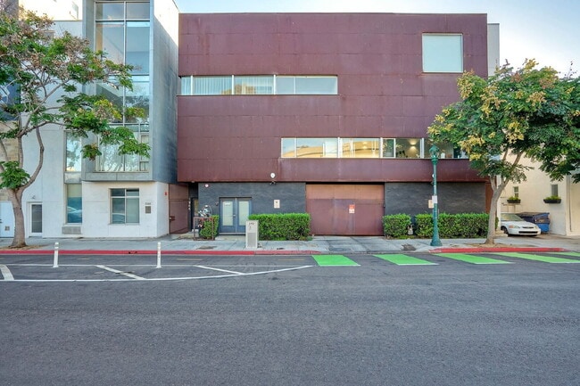 Building Photo - MODERN TOWNHOME, 2 EN SUITE BEDROOMS ON SEPARATE LEVELS, PRIVATE ROOF DECK WITH SUNSET VIEWS Unit 9