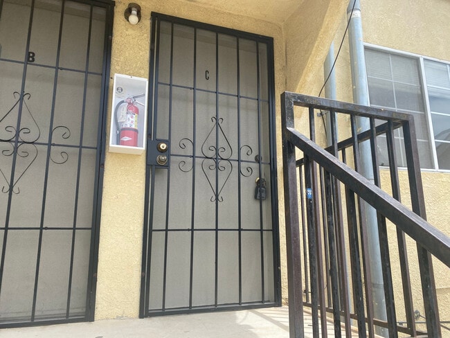 Building Photo - 2225 E 14th St Unit B