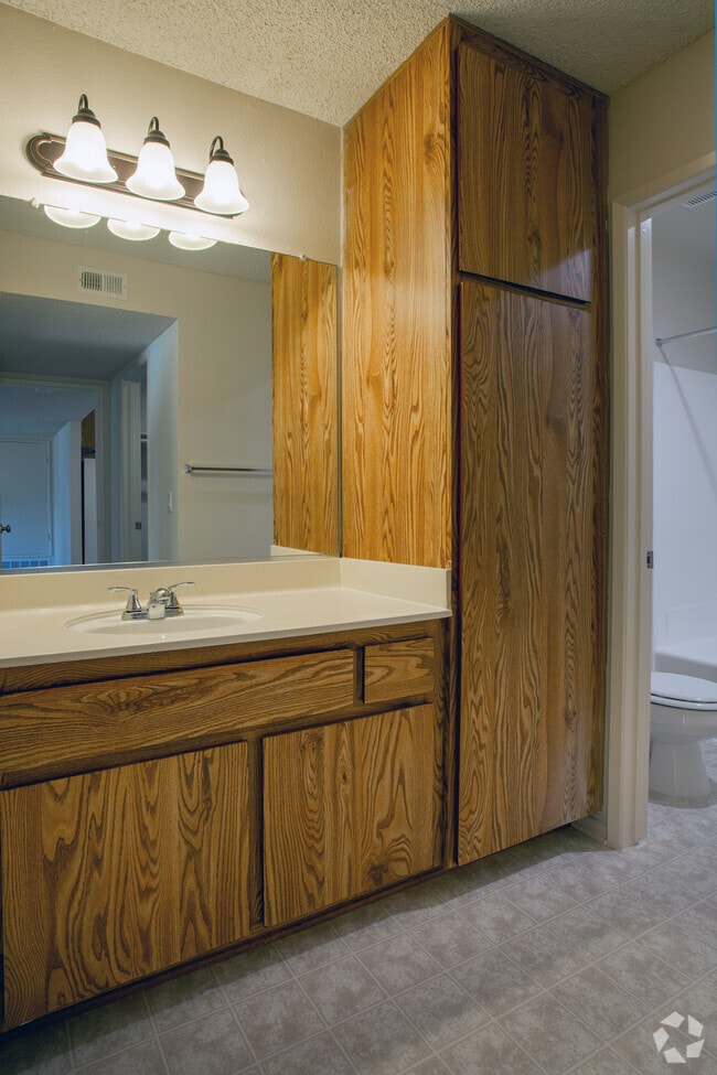 2BR, 2BA - 1045 SF - Villa Santa Fe