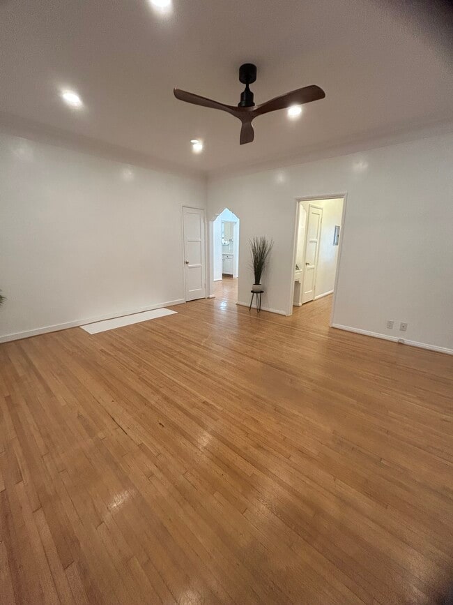 Photo - 850 S Kenmore Ave Unit 850