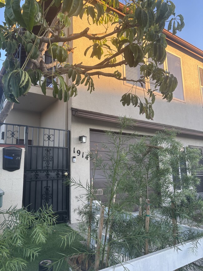 Photo - 1914 W Alameda Ave Apartment