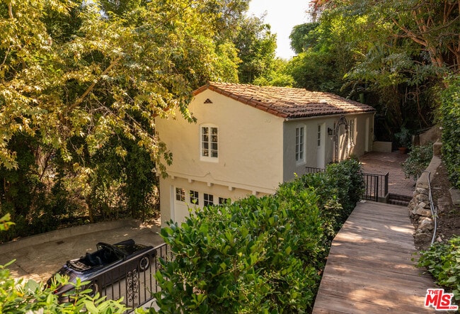 Building Photo - 488 St Pierre Rd