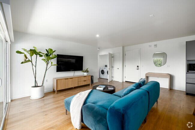 1BR, 1BA - 767SF - Living Room - 1422 Tamarind Ave