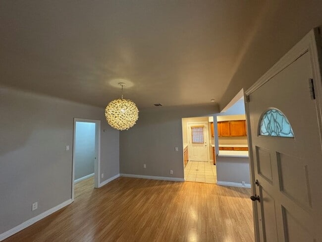 Photo - CRENSHAW 17024-17026 Unit 17024