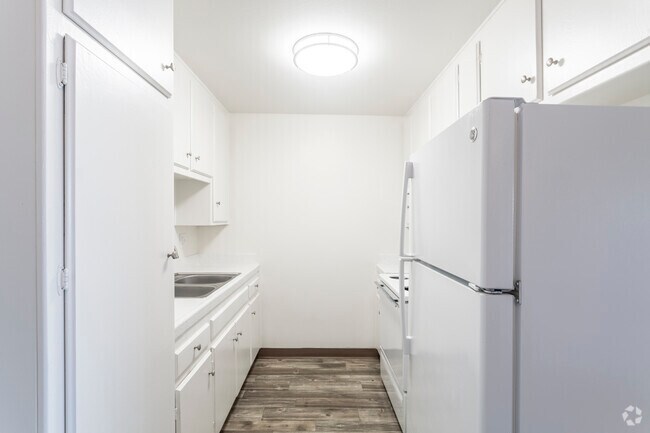 1 BR, 1 BA - 700 SF - Greentree Apartments