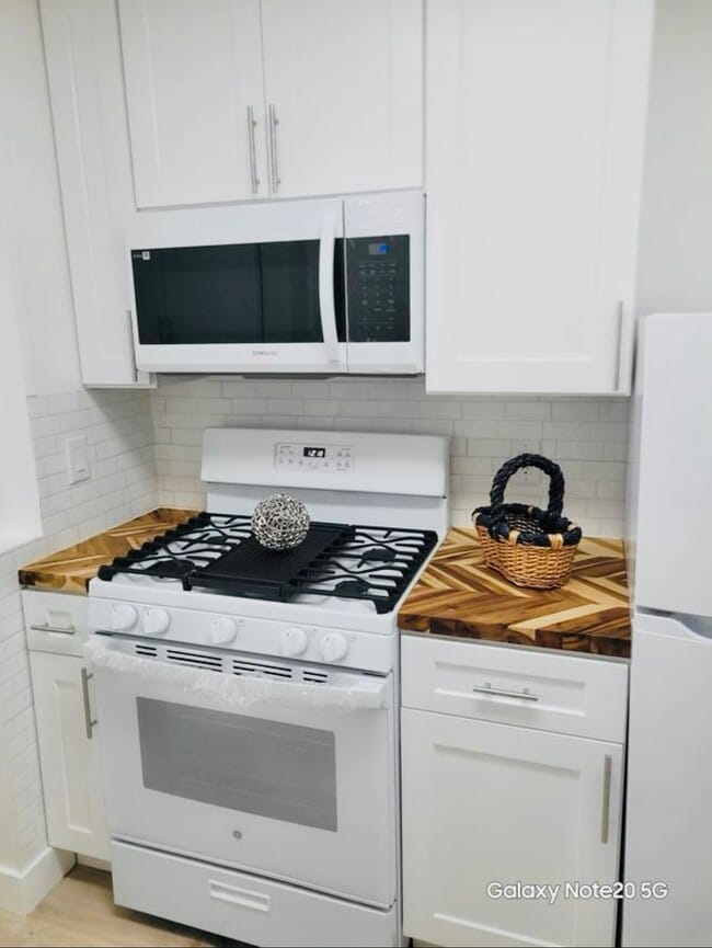 Photo - "Brand new" Cottage!  1-BR + den, totally ... Unit 3817 Wabash Ave.-1