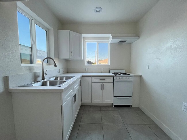 Kitchen Angle 1 - 5017 Clara St