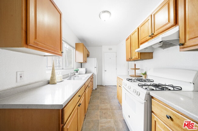 Photo - 640 W 81st St