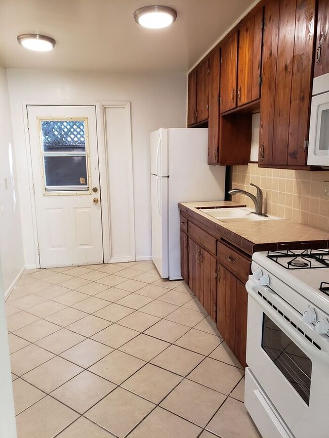 Building Photo - $1000 Move In Holiday Special!! La Mesa 2b...