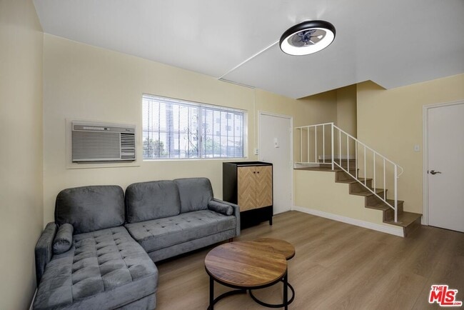 Building Photo - 3620 S Budlong Ave Unit 2