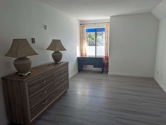Master bedroom - 8308 Regents Rd Unit 1E