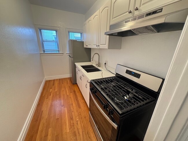 Photo - 1960 Argyle Ave Unit 8