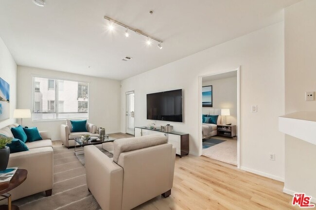 Building Photo - 6400 Crescent Prk E Unit 217