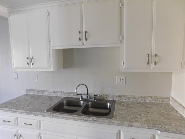 Photo - Valencia Apartments