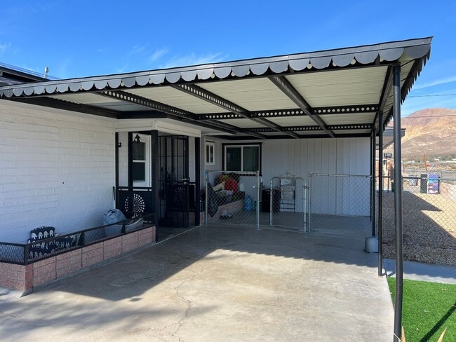 Building Photo - Beautiful 3 Bedroom 1 Bathroom House with Fenced and Landscaped Yard with All Utilities Included