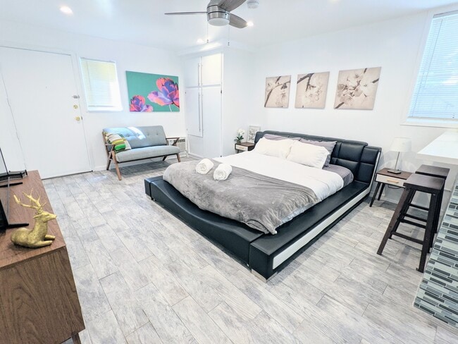 Photo - 1272 N Hayworth Ave