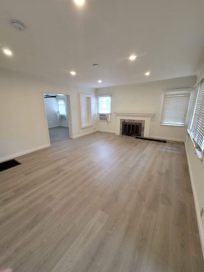 Photo - 2321 Veteran Ave