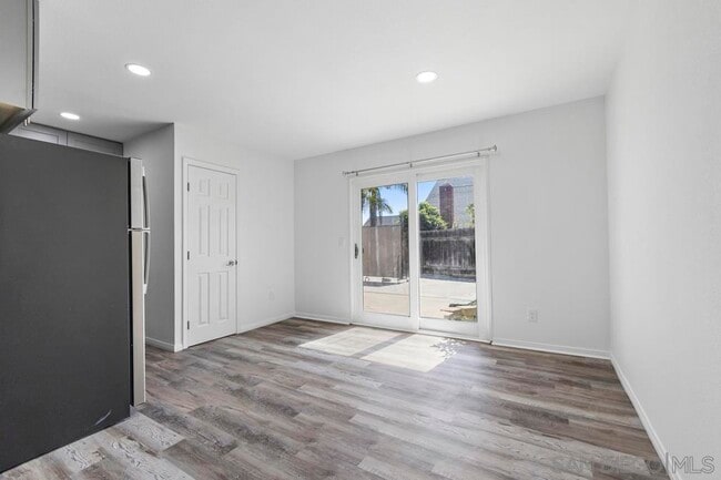 Photo - 251 Sandstone St