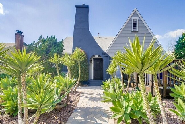 Building Photo - Charming Tudor Style Home in Great Pocket ...