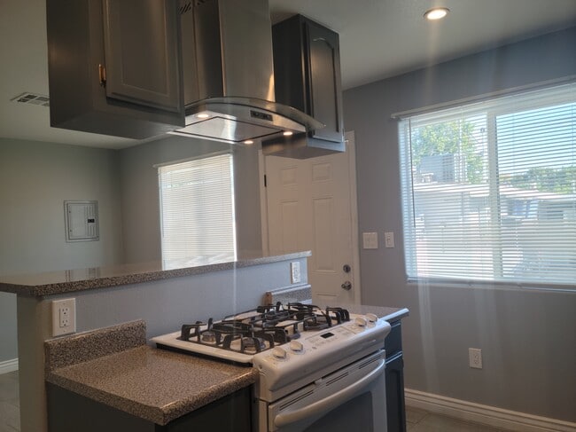 Photo - 19449 Ingomar St