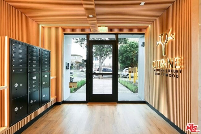 Building Photo - 1525 N Hobart Blvd