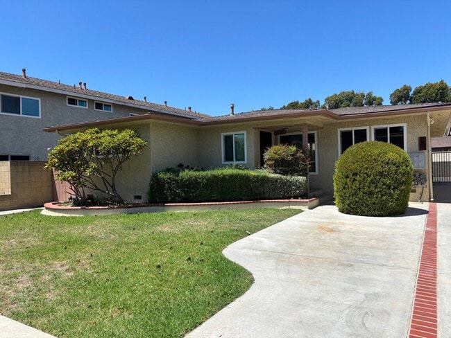 Building Photo - Clean and upgraded 2 Bedroom home in Los Alamitos