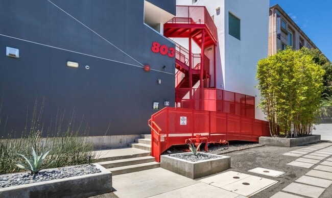 Building Photo - 803 Wilcox Ave Unit 5