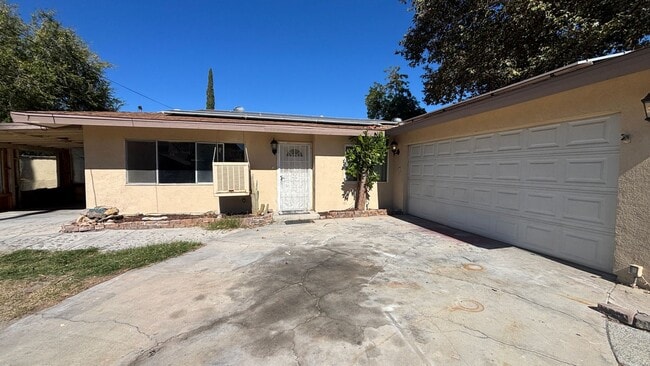 Building Photo - Three Bedroom, Two Bathroom Home in East H...