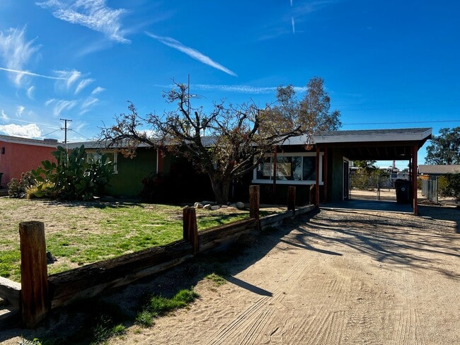 Building Photo - 2 Bedroom 1 Bath - Clean and Close To 29 Palms Marine Base