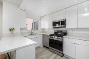 2BR, 1BA - 1,150SF - Kitchen - 10401 Wilshire