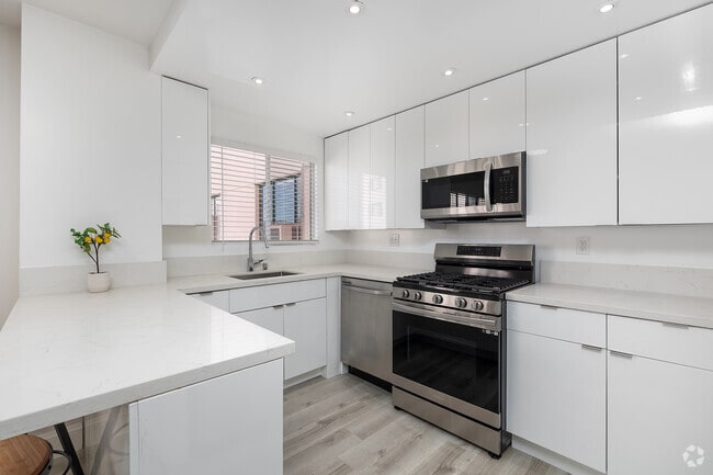 2BR, 1BA - 1,150SF - Kitchen - 10401 Wilshire