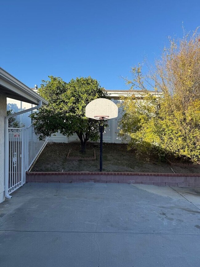 Photo - 3 Bedroom 2 Bathroom Granada Hills Home (Main House) Great Location!