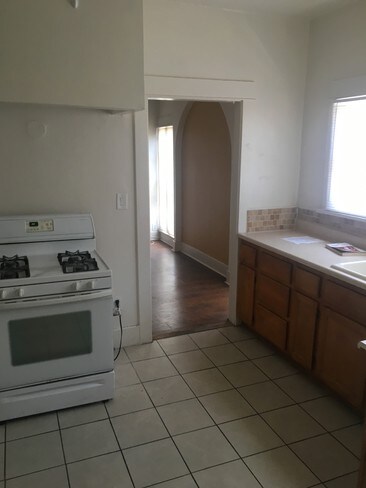 Kitchen - 1667 S Westmoreland Blvd Unit 1669